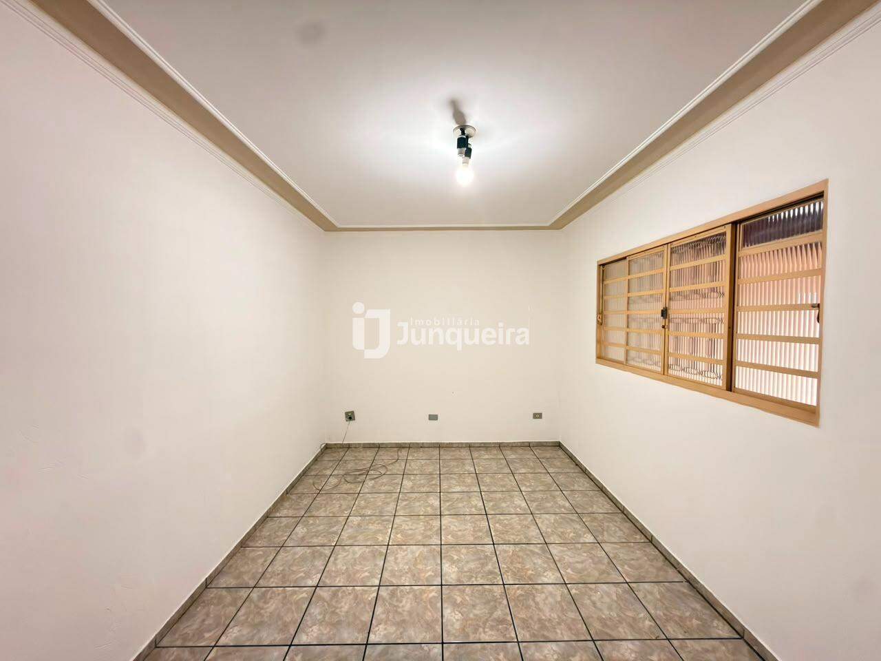 Casa à venda, 3 quartos, sendo 1 suíte, 2 vagas, no bairro Dois Córregos em Piracicaba - SP