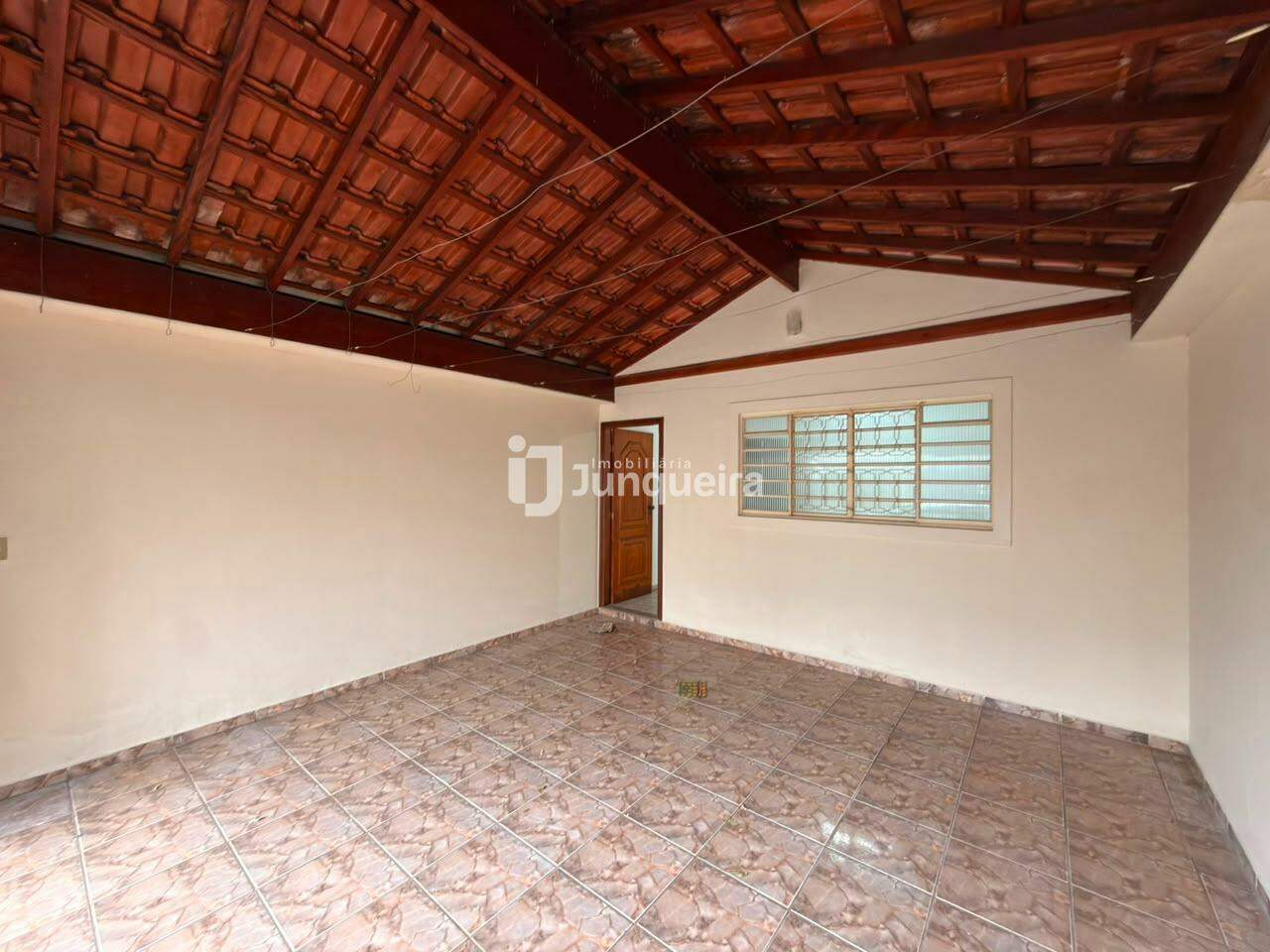 Casa à venda, 3 quartos, sendo 1 suíte, 2 vagas, no bairro Dois Córregos em Piracicaba - SP