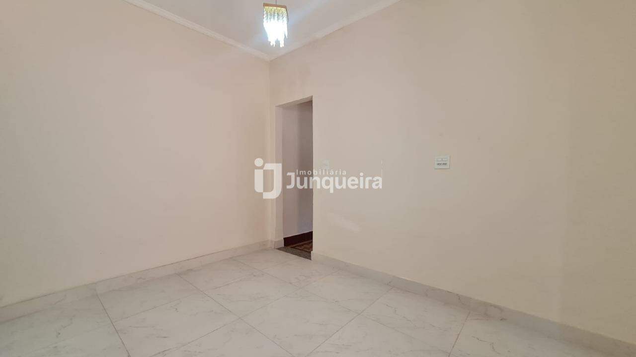 Casa para alugar, 3 quartos, 1 vaga, no bairro Centro em Piracicaba - SP