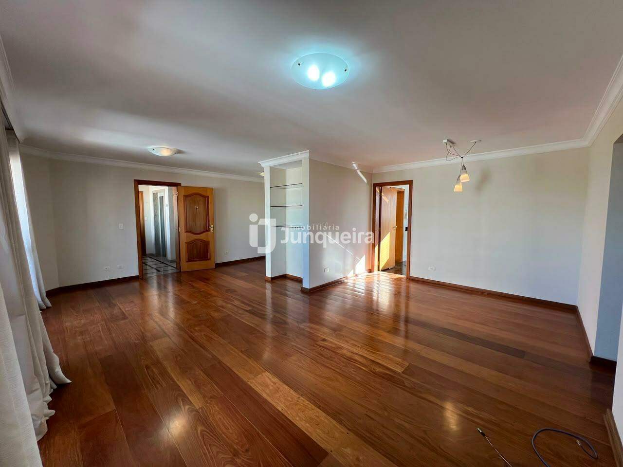 Apartamento para alugar no Edifício Albatroz, 3 quartos, sendo 1 suíte, 2 vagas, no bairro Centro em Piracicaba - SP