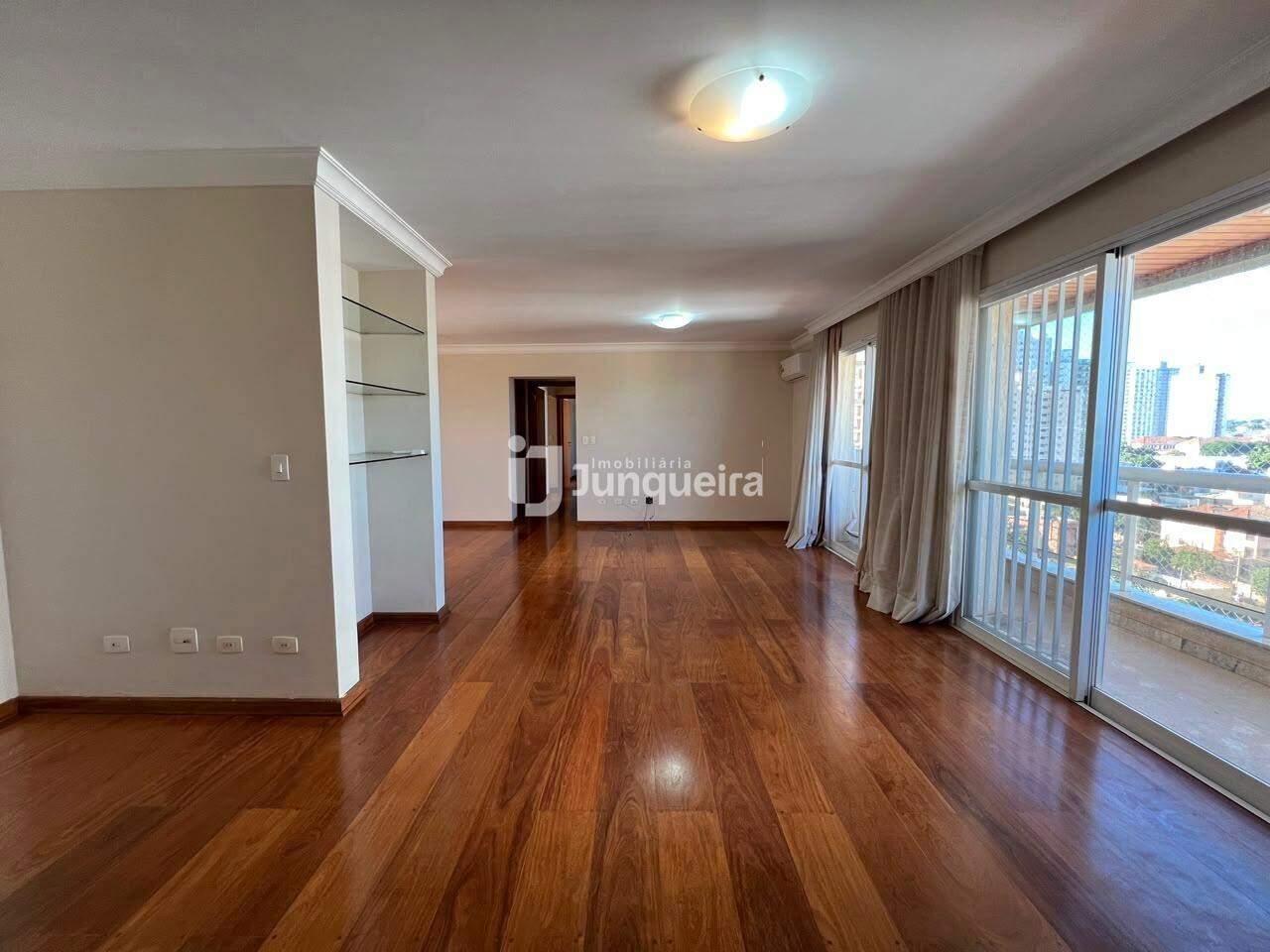 Apartamento para alugar no Edifício Albatroz, 3 quartos, sendo 1 suíte, 2 vagas, no bairro Centro em Piracicaba - SP