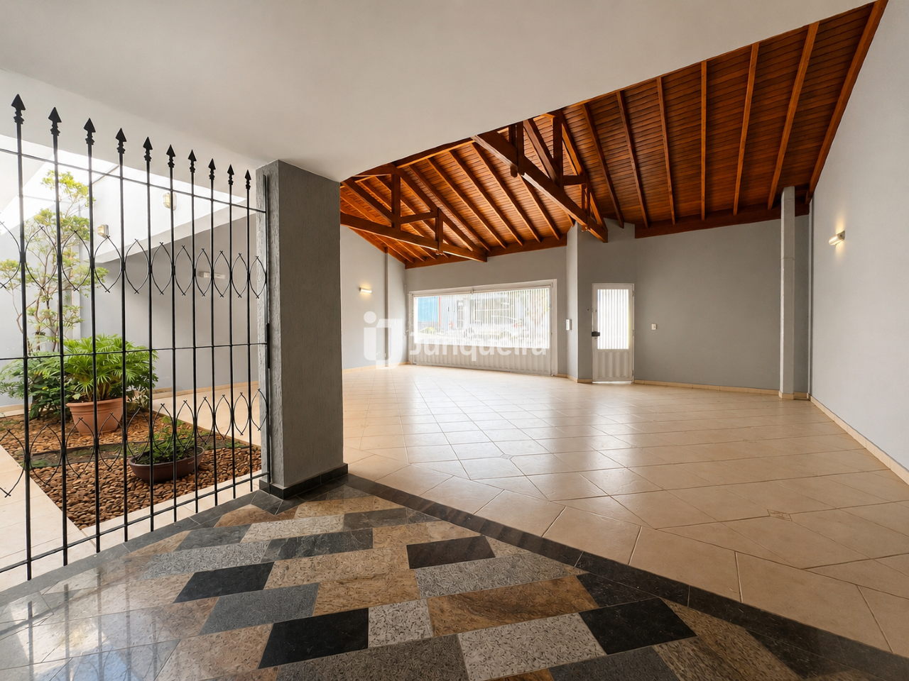Casa à venda, 4 quartos, sendo 1 suíte, 5 vagas, no bairro Nova Piracicaba em Piracicaba - SP