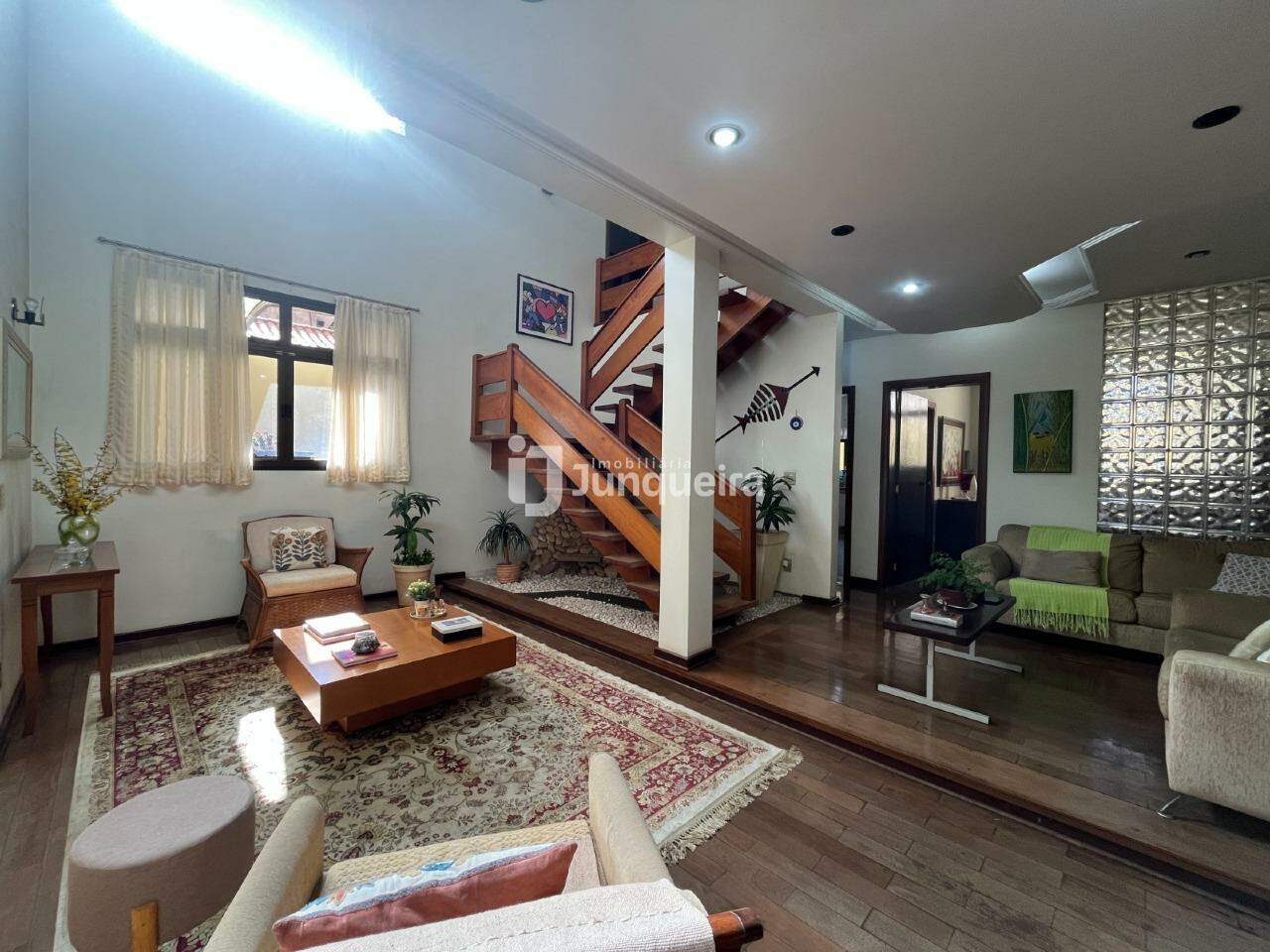 Casa à venda, 3 quartos, sendo 1 suíte, 4 vagas, no bairro Vila Monteiro em Piracicaba - SP