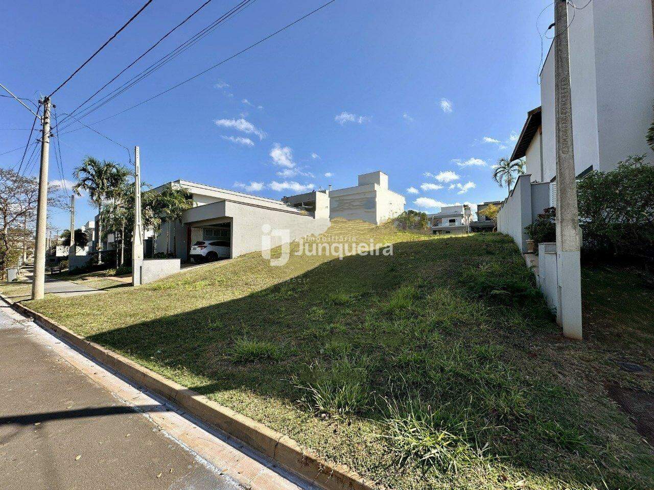 Terreno em Condomínio à venda no Villa D'Aquila, no bairro Villa D'áquila em Piracicaba - SP