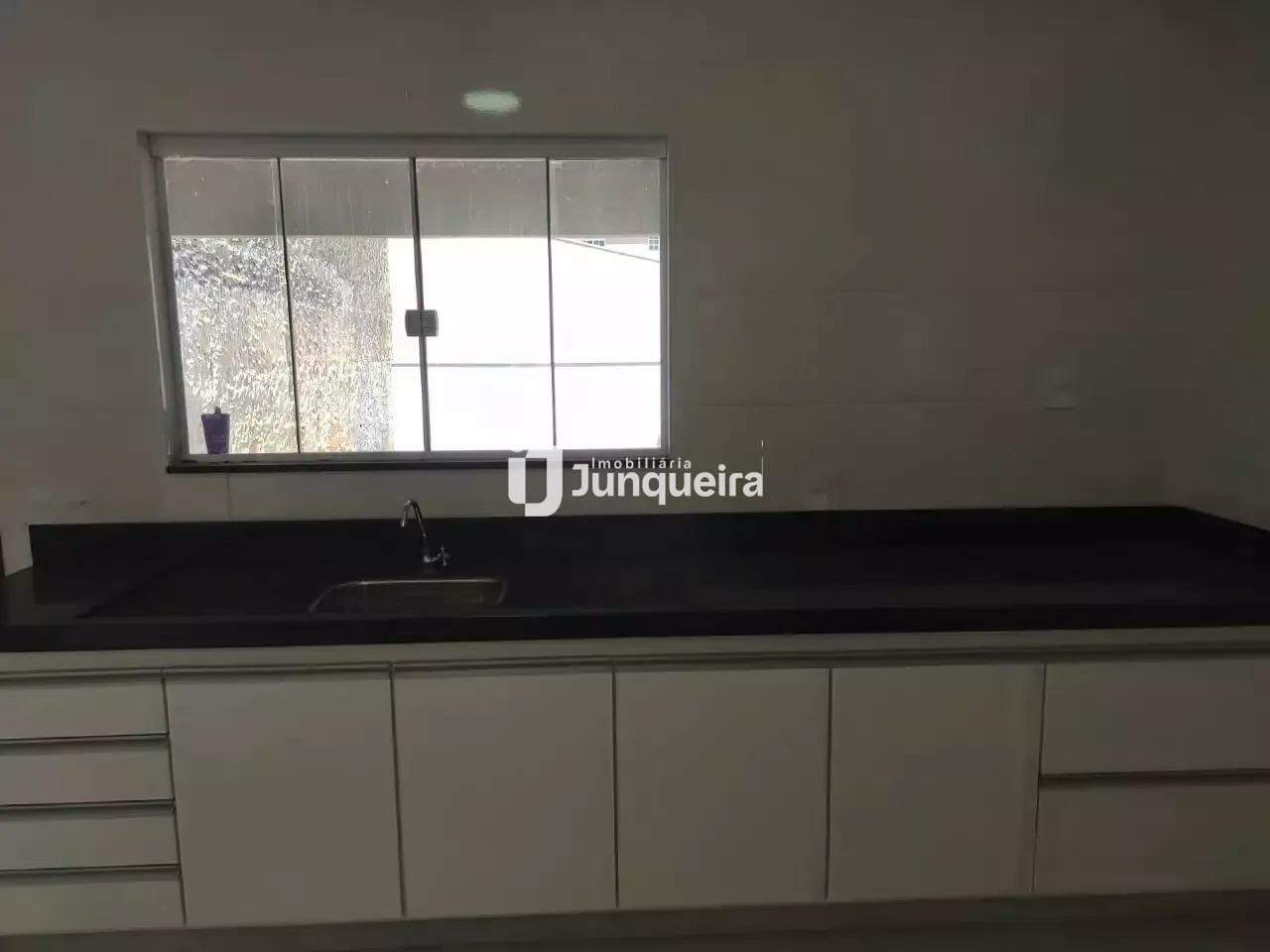 Casa para alugar, 3 quartos, sendo 1 suíte, 2 vagas, no bairro Santo Antonio em Rio das Pedras - SP
