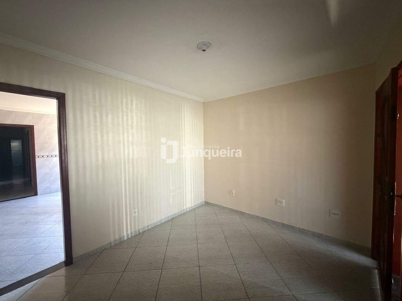 Casa à venda, 3 quartos, sendo 1 suíte, 2 vagas, no bairro Jardim Califórnia em Piracicaba - SP