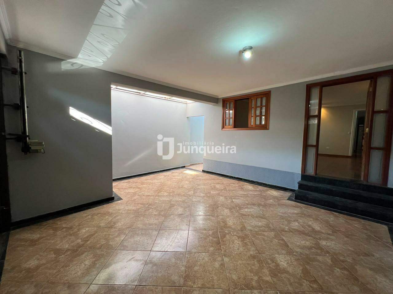Casa para alugar, 3 quartos, sendo 1 suíte, 2 vagas, no bairro Jardim Caxambu em Piracicaba - SP