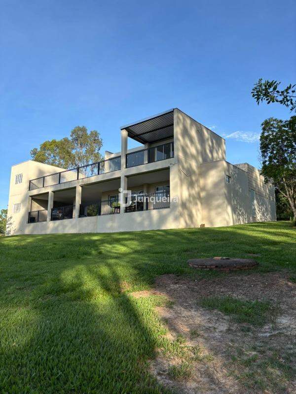 Sítio / Fazenda à venda, 4 quartos, sendo 2 suítes, 2 vagas, no bairro Recanto das Águas de São Pedro em São Pedro - SP