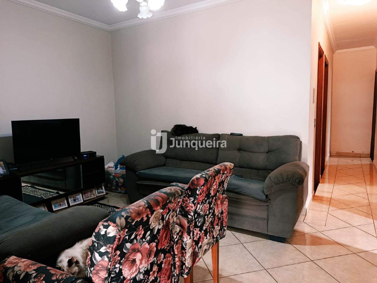 Casa à venda, 3 quartos, sendo 1 suíte, 6 vagas, no bairro Jardim Oriente em Piracicaba - SP