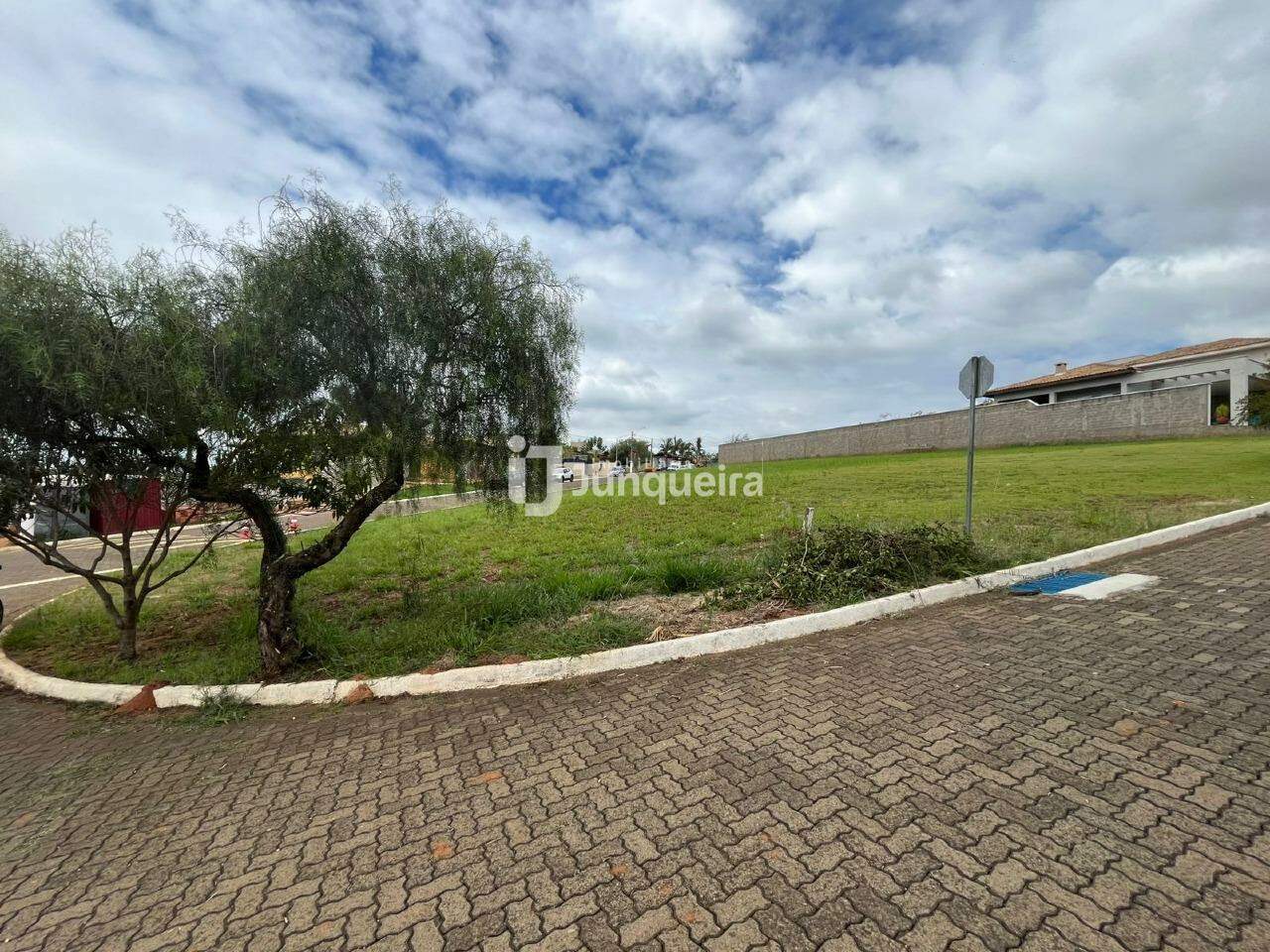 Terreno em Condomínio à venda no Vivenda do Sol, no bairro Residencial Vivenda do Sol em Rio das Pedras - SP
