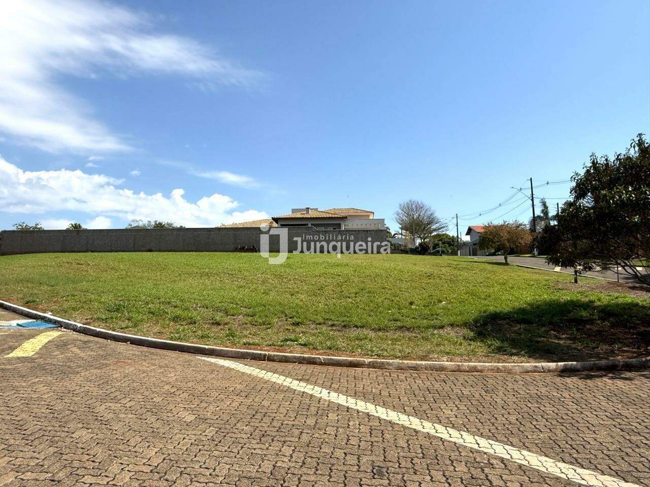 Terreno em Condomínio à venda no Vivenda do Sol, no bairro Residencial Vivenda do Sol em Rio das Pedras - SP