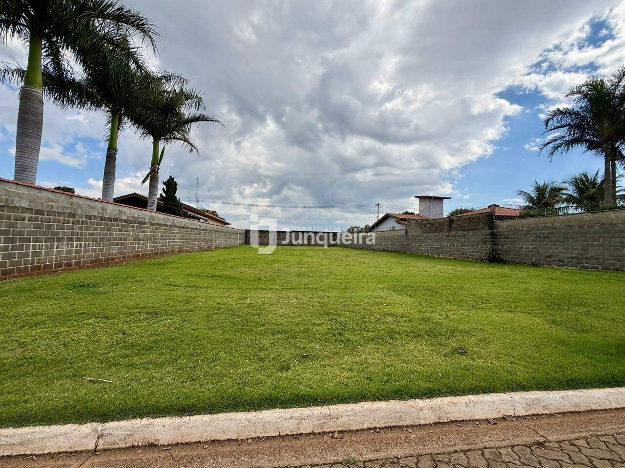 Terreno em Condomínio à venda no Vivenda do Sol, no bairro Residencial Vivenda do Sol em Rio das Pedras - SP