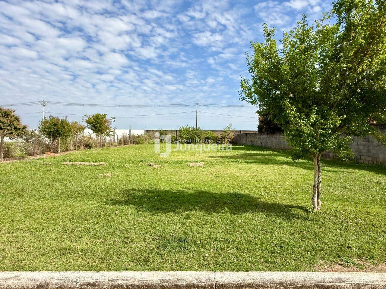 Terreno em Condomínio à venda no Vivenda do Sol, no bairro Residencial Vivenda do Sol em Rio das Pedras - SP