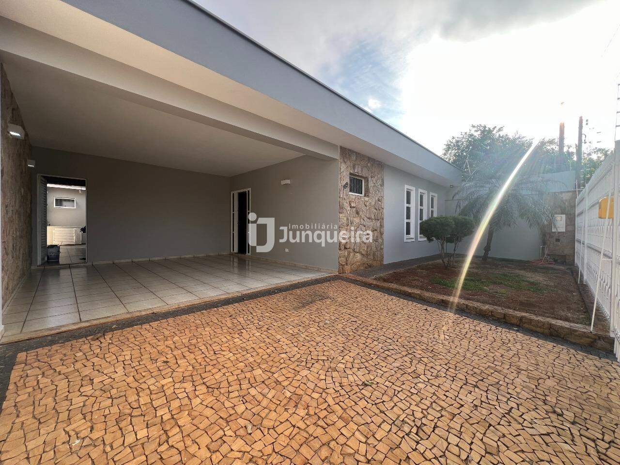 Casa para alugar, 3 quartos, sendo 1 suíte, 2 vagas, no bairro Nova Piracicaba em Piracicaba - SP