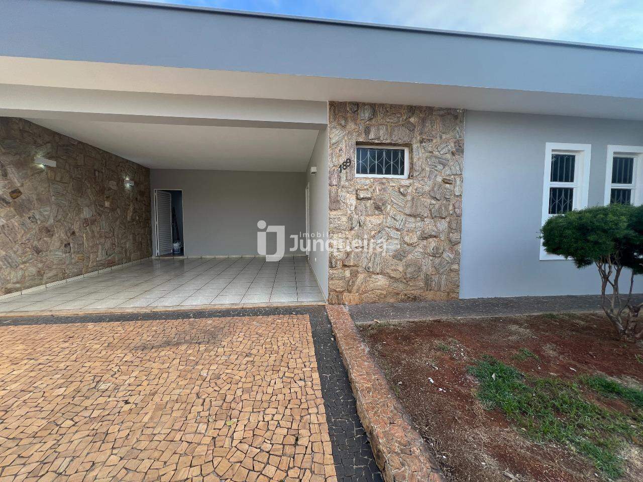 Casa para alugar, 3 quartos, sendo 1 suíte, 2 vagas, no bairro Nova Piracicaba em Piracicaba - SP