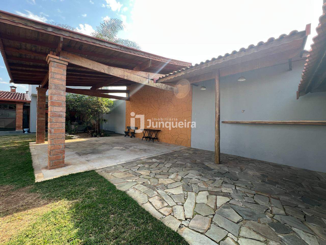 Casa para alugar, 2 quartos, sendo 2 suítes, 4 vagas, no bairro Jardim Ipanema em Piracicaba - SP