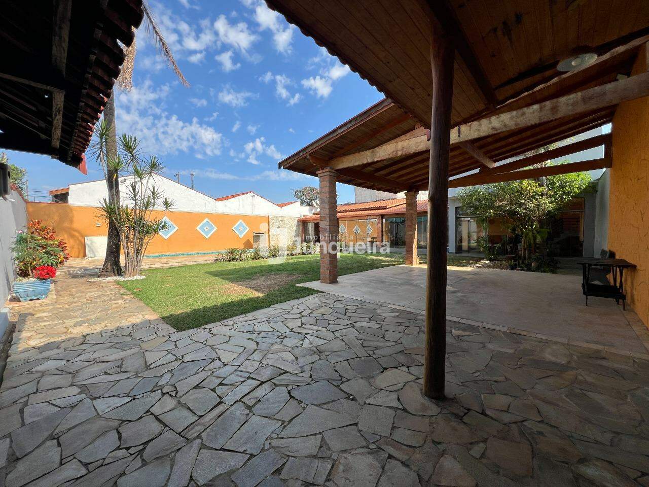 Casa para alugar, 2 quartos, sendo 2 suítes, 4 vagas, no bairro Jardim Ipanema em Piracicaba - SP