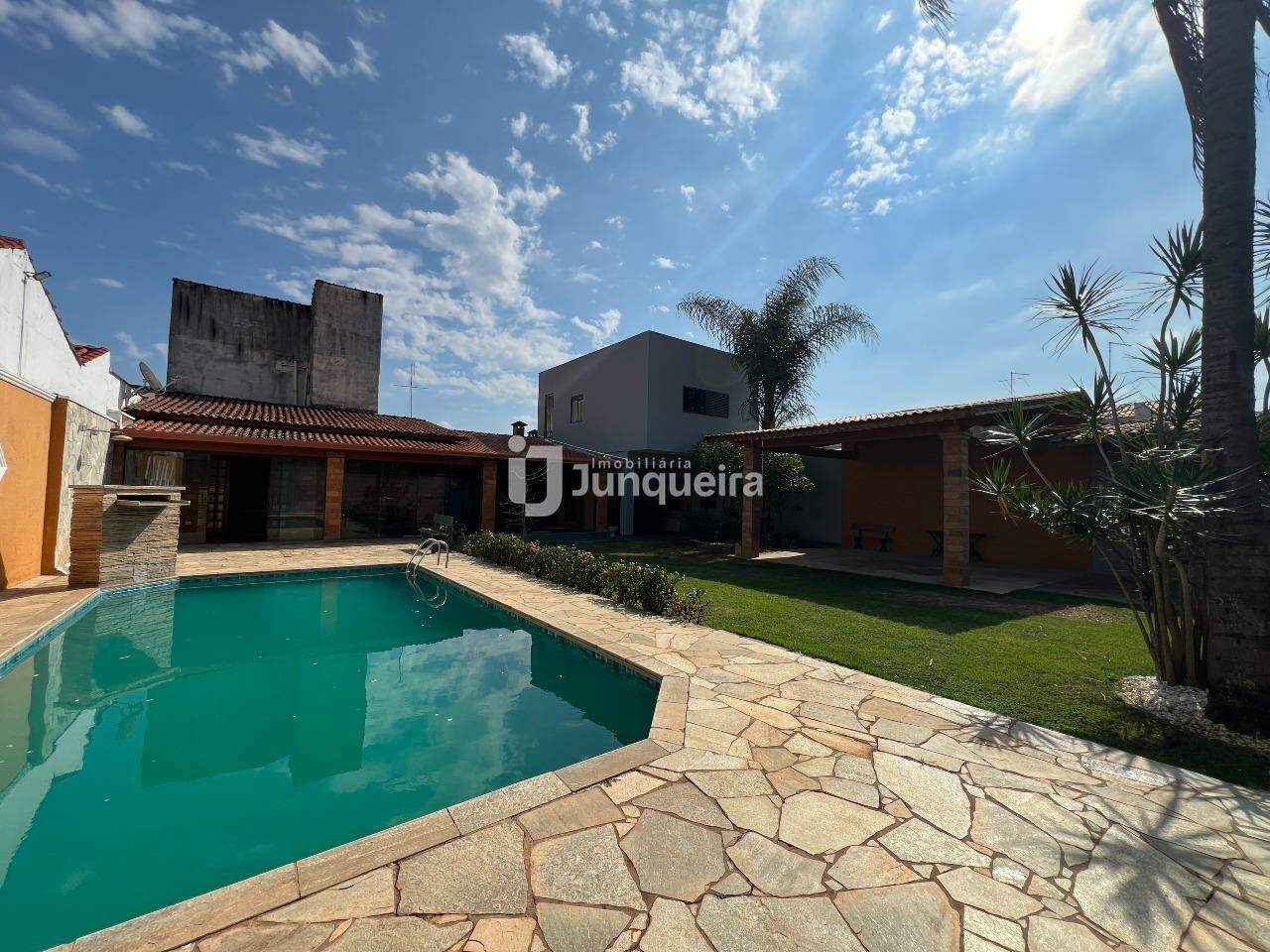 Casa para alugar, 2 quartos, sendo 2 suítes, 4 vagas, no bairro Jardim Ipanema em Piracicaba - SP