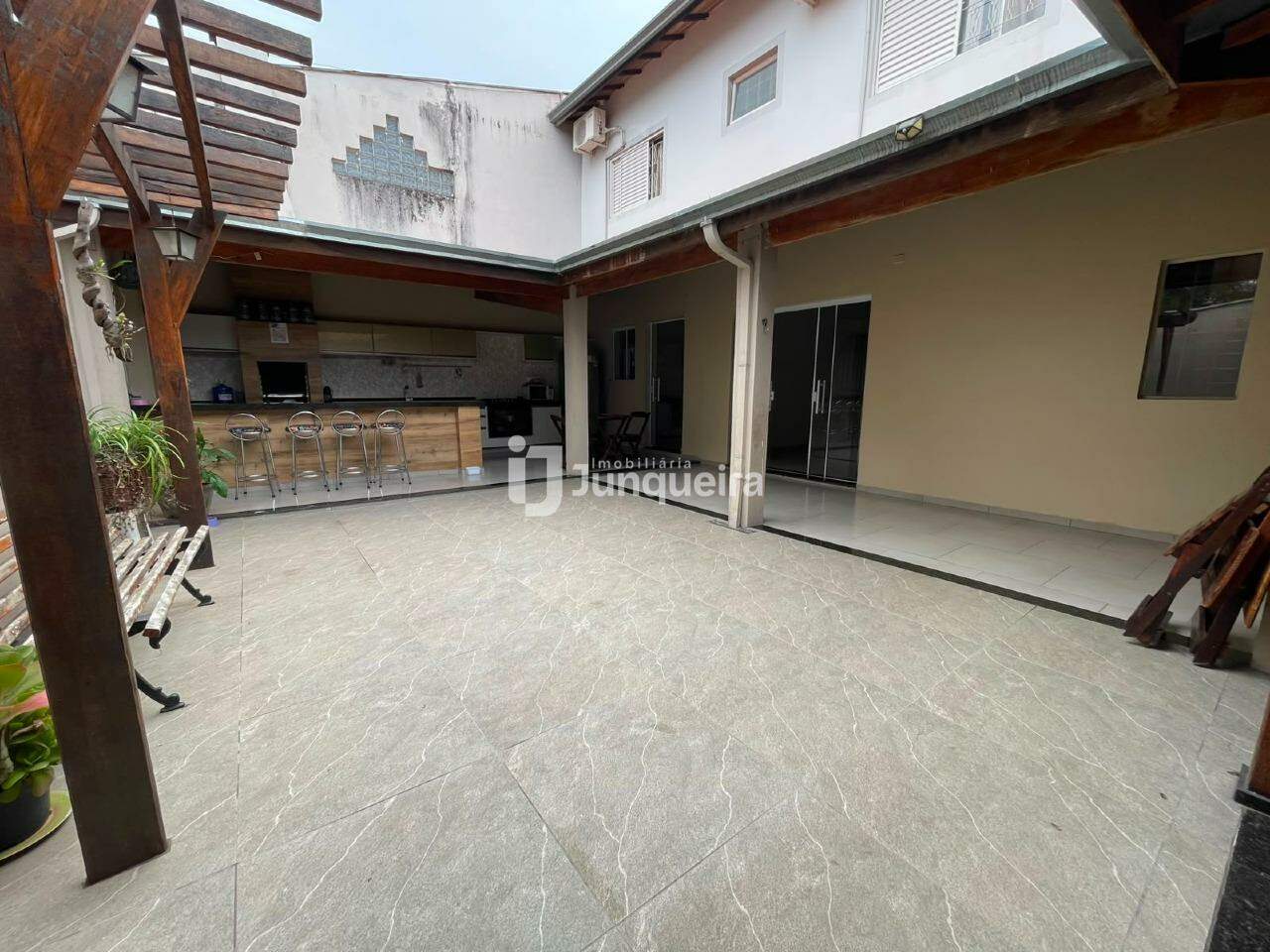 Casa à venda, 2 quartos, sendo 1 suíte, 2 vagas, no bairro Jardim Califórnia em Piracicaba - SP