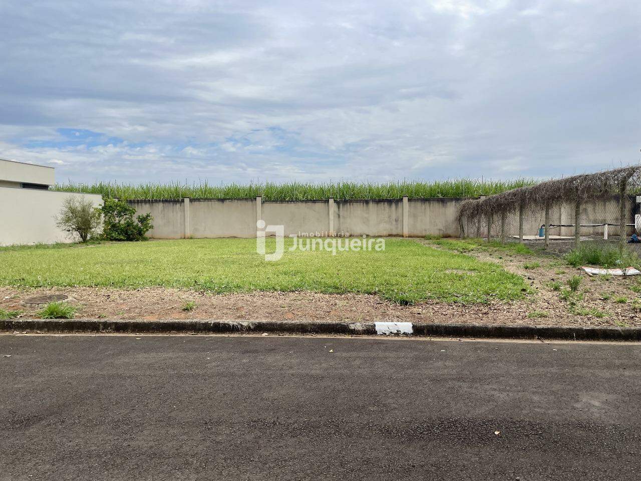 Terreno em Condomínio à venda no Quinta do Engenho, no bairro Residencial Quinta do Engenho em Rio das Pedras - SP