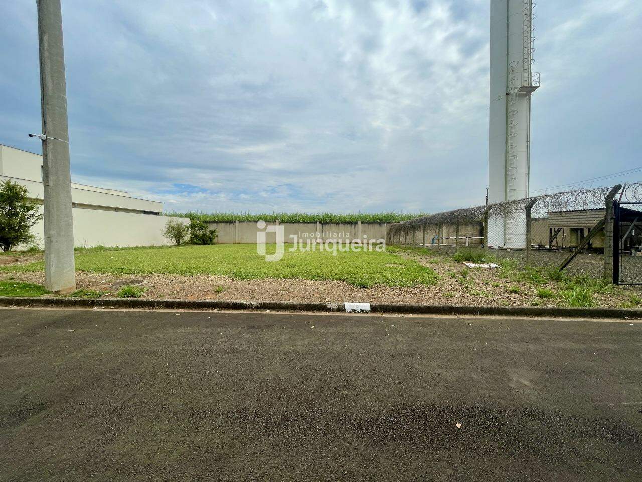 Terreno em Condomínio à venda no Quinta do Engenho, no bairro Residencial Quinta do Engenho em Rio das Pedras - SP