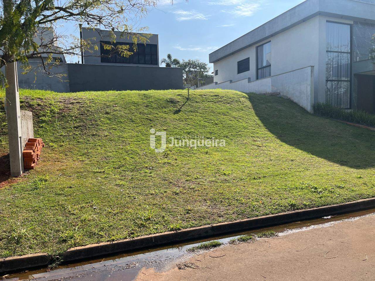Terreno em Condomínio à venda no Villa D'Aquila, no bairro Villa D'áquila em Piracicaba - SP
