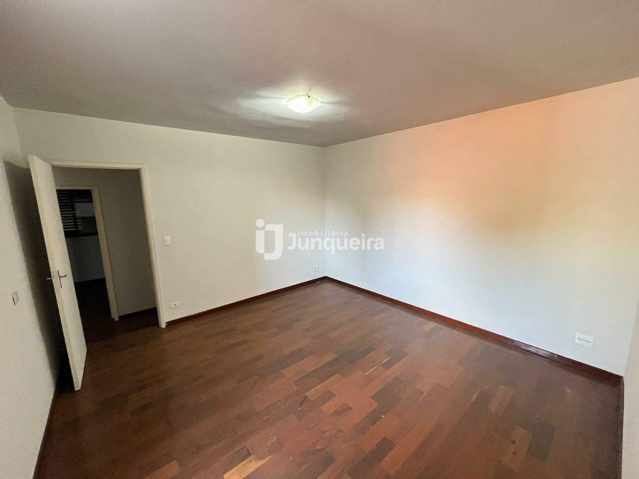 Casa à venda, 3 quartos, sendo 1 suíte, 3 vagas, no bairro Cidade Alta em Piracicaba - SP