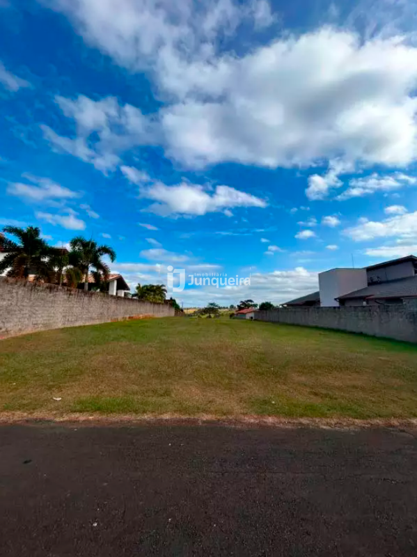 Terreno em Condomínio à venda no Recanto Das Águas de São Pedro, no bairro Recanto das Águas de São Pedro em São Pedro - SP
