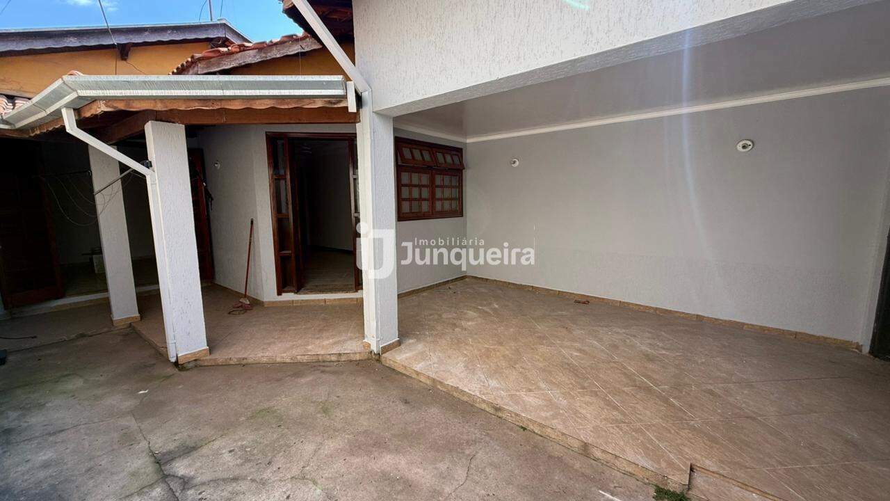 Casa para alugar, 3 quartos, 1 vaga, no bairro Santa Terezinha em Piracicaba - SP