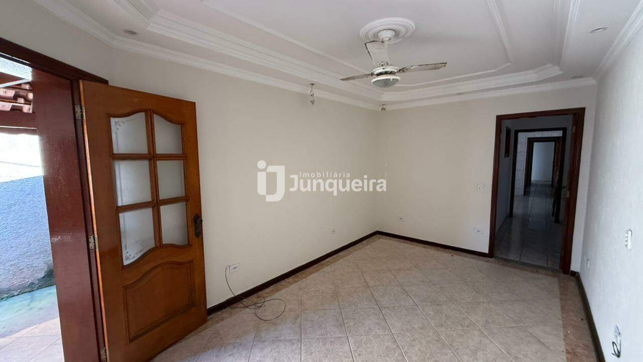 Casa para alugar, 3 quartos, 1 vaga, no bairro Santa Terezinha em Piracicaba - SP