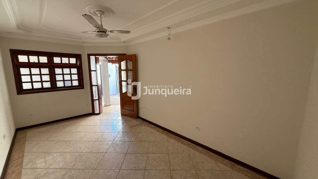 Casa para alugar, 3 quartos, 1 vaga, no bairro Santa Terezinha em Piracicaba - SP