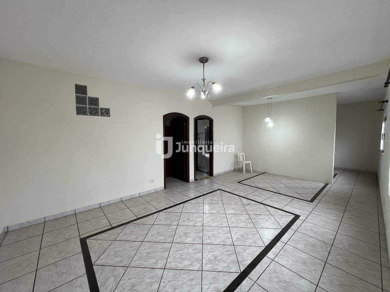 Casa para alugar, 3 quartos, sendo 1 suíte, 4 vagas, no bairro Castelinho em Piracicaba - SP