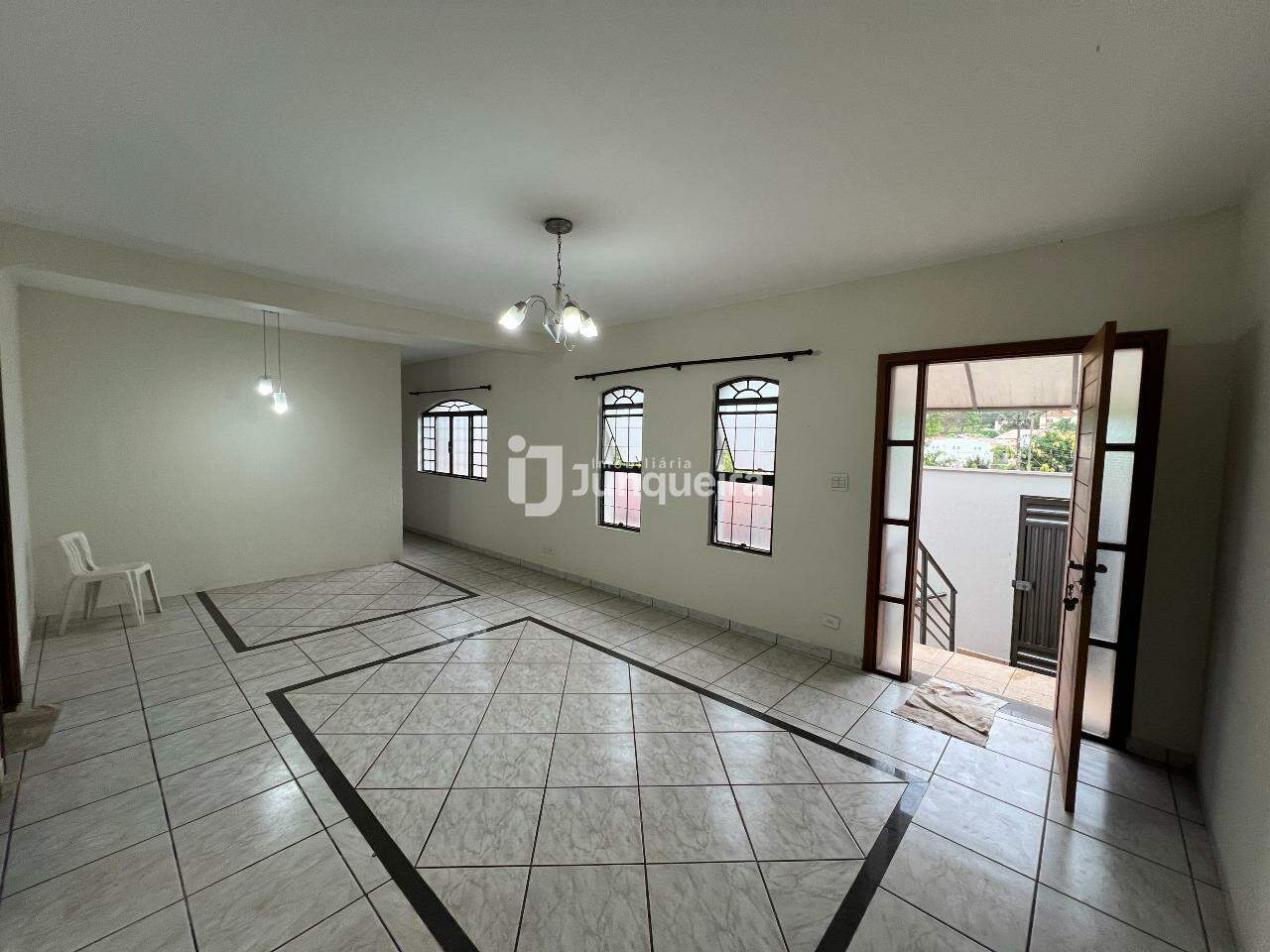 Casa para alugar, 3 quartos, sendo 1 suíte, 4 vagas, no bairro Castelinho em Piracicaba - SP