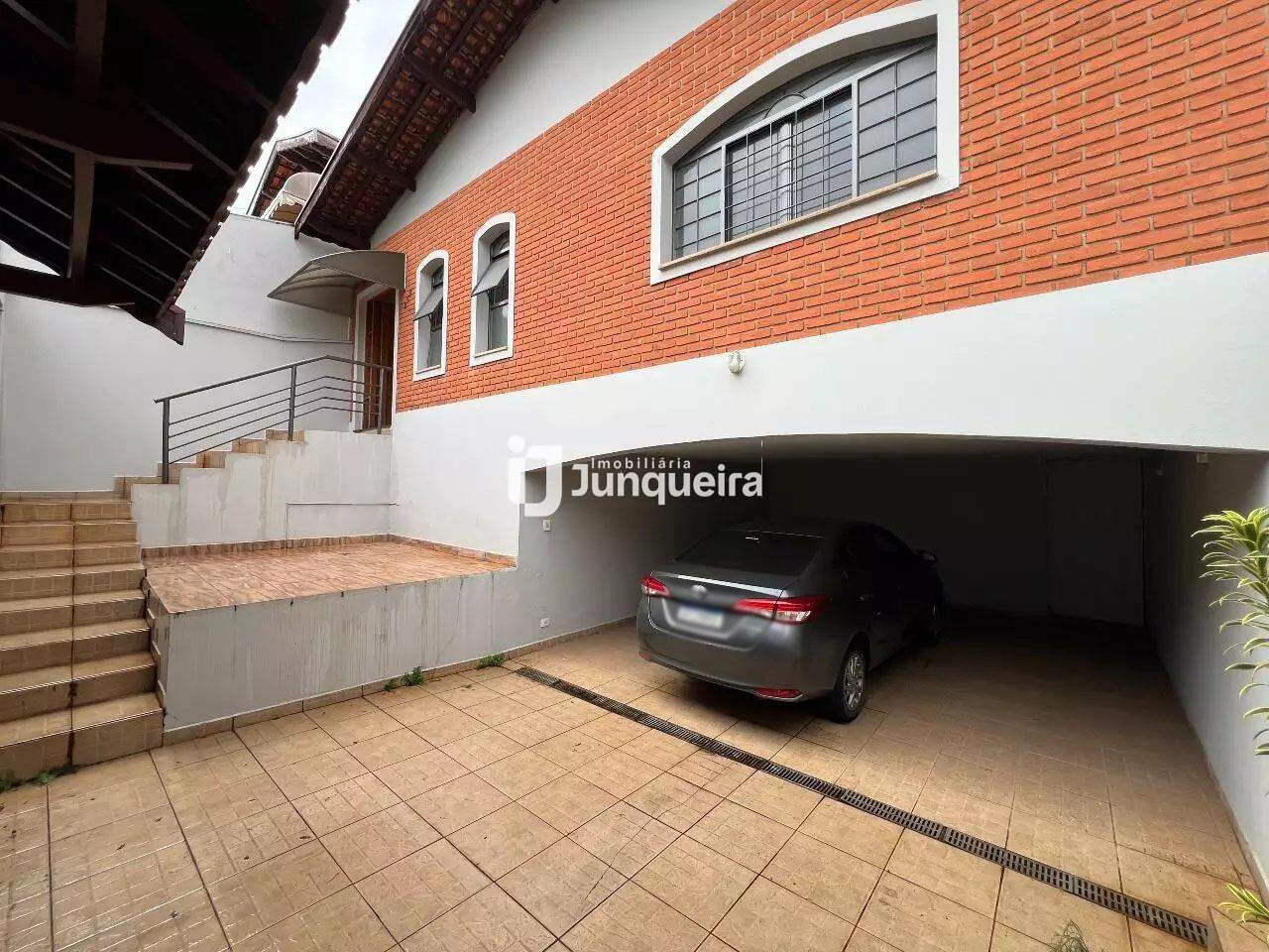 Casa para alugar, 3 quartos, sendo 1 suíte, 4 vagas, no bairro Castelinho em Piracicaba - SP