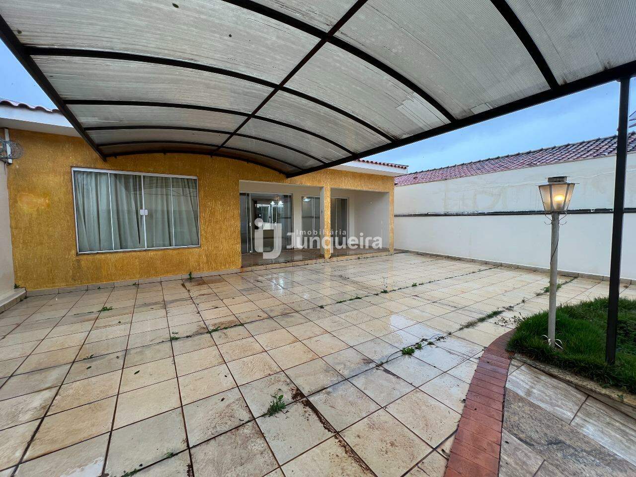 Casa para alugar, 2 quartos, sendo 1 suíte, 3 vagas, no bairro Jardim Bom Jesus I em Rio das Pedras - SP