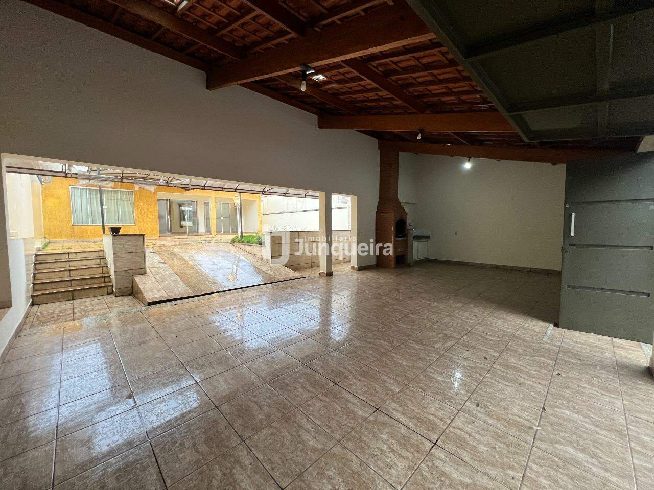 Casa para alugar, 2 quartos, sendo 1 suíte, 3 vagas, no bairro Jardim Bom Jesus I em Rio das Pedras - SP