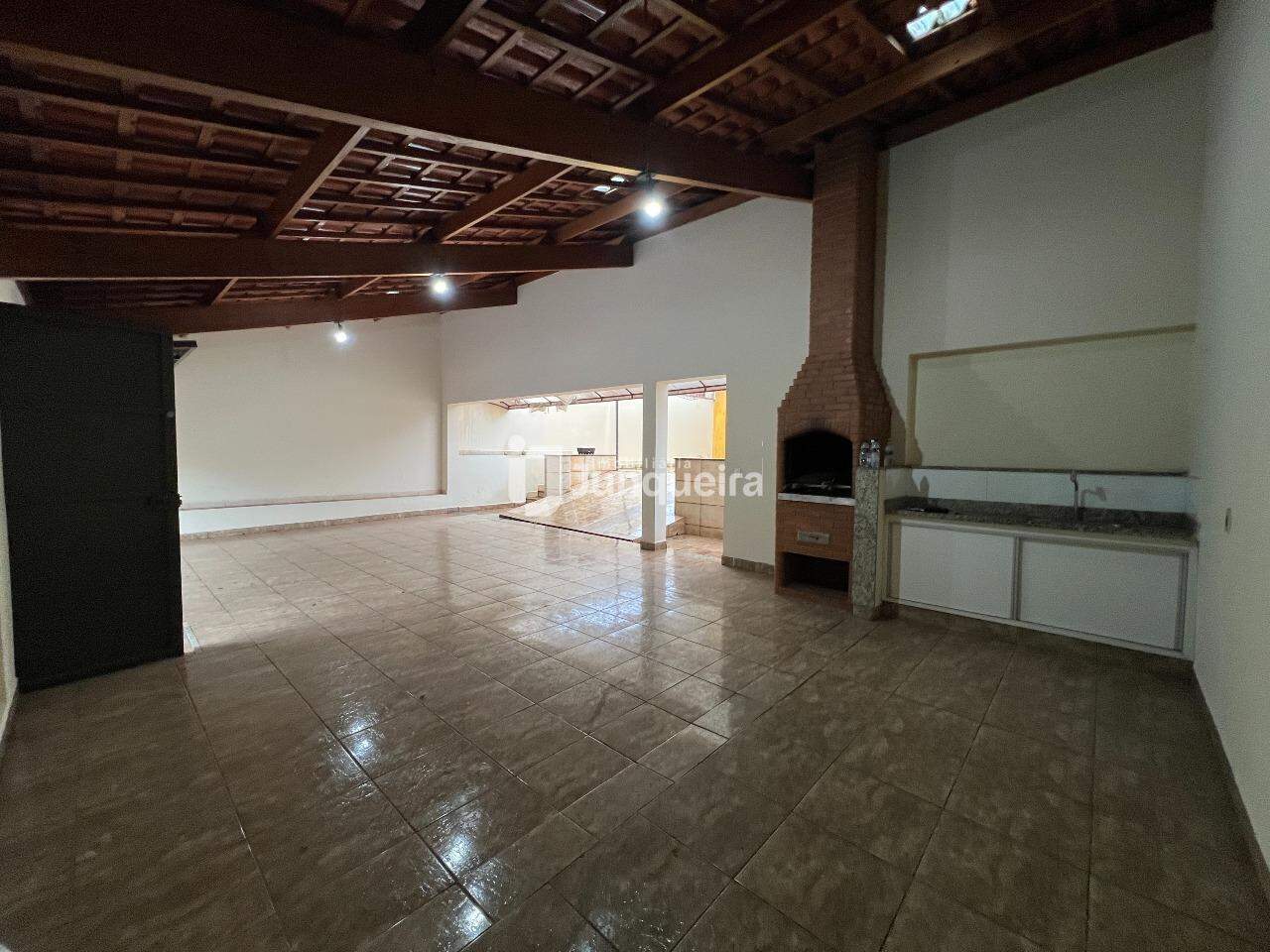 Casa para alugar, 2 quartos, sendo 1 suíte, 3 vagas, no bairro Jardim Bom Jesus I em Rio das Pedras - SP