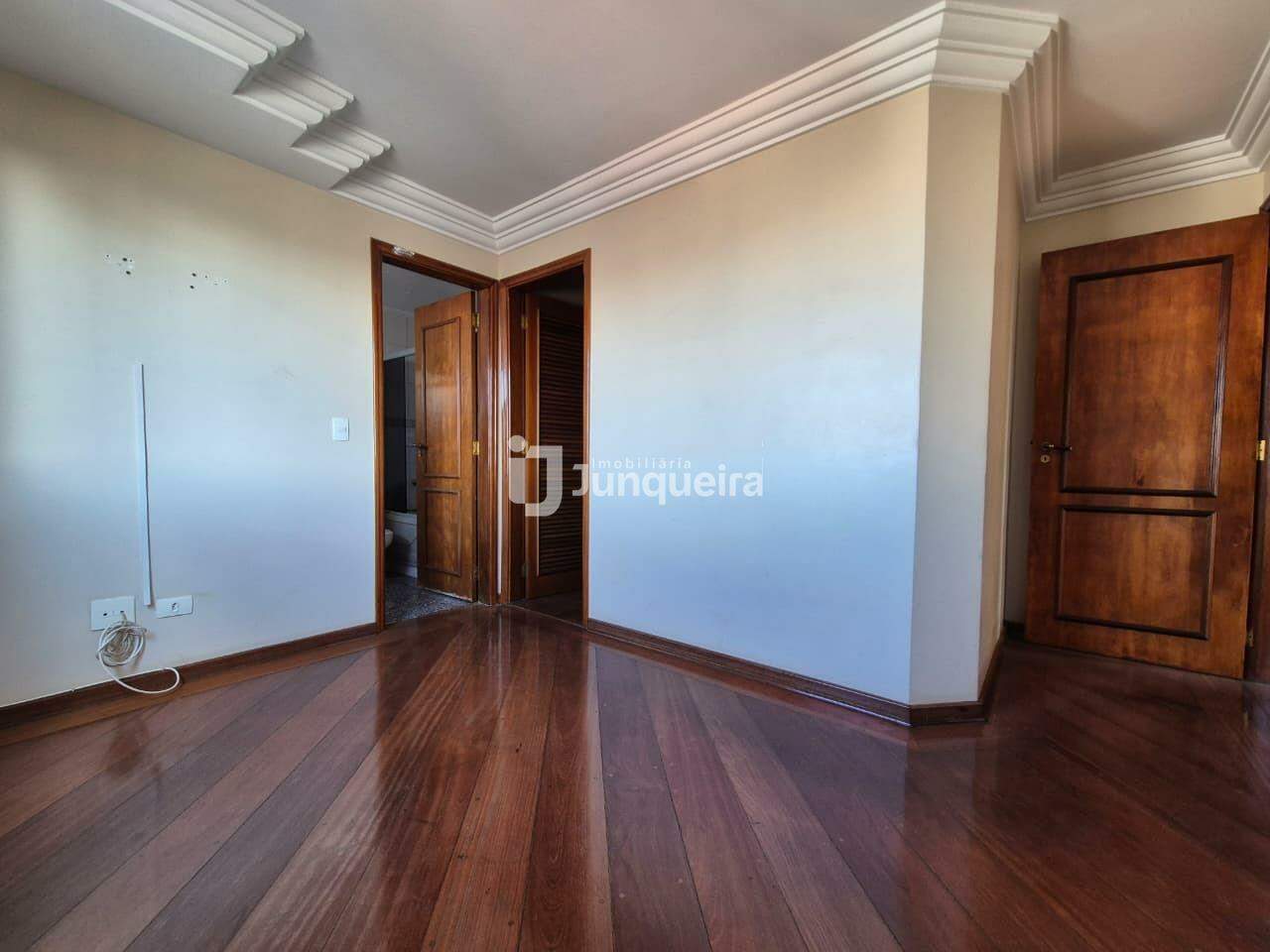 Apartamento à venda no Edifício Roma, 4 quartos, sendo 1 suíte, 4 vagas, no bairro Centro em Piracicaba - SP