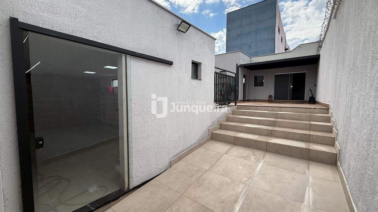 Casa para alugar, 3 quartos, sendo 1 suíte, 3 vagas, no bairro Jaraguá em Piracicaba - SP