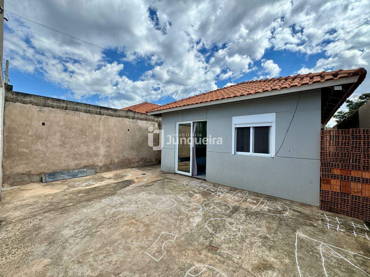 Casa à venda, 2 quartos, 2 vagas, no bairro Água Branca em Piracicaba - SP