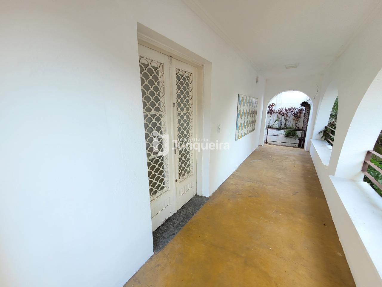 Casa Comercial para alugar, sendo 2 suítes, 7 vagas, no bairro Centro em Piracicaba - SP