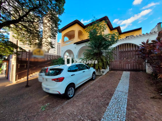 Casa Comercial para alugar, sendo 2 suítes, 7 vagas, no bairro Centro em Piracicaba - SP