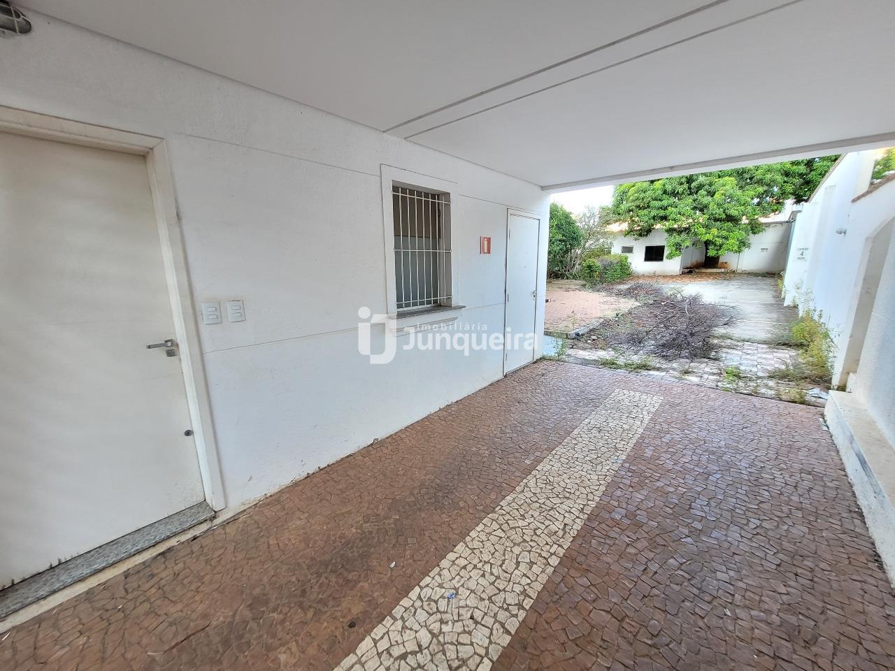 Casa Comercial para alugar, sendo 2 suítes, 7 vagas, no bairro Centro em Piracicaba - SP