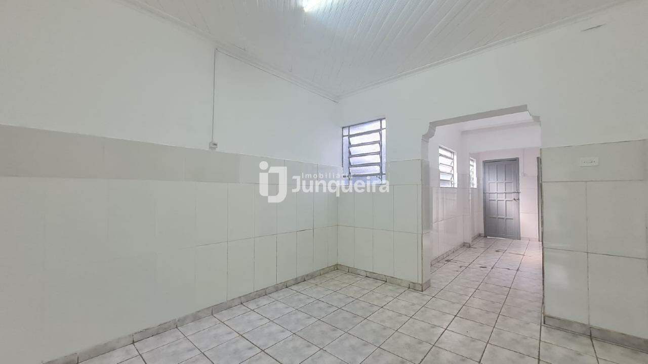 Casa para alugar, 2 quartos, sendo 1 suíte, 1 vaga, no bairro Cidade Alta em Piracicaba - SP