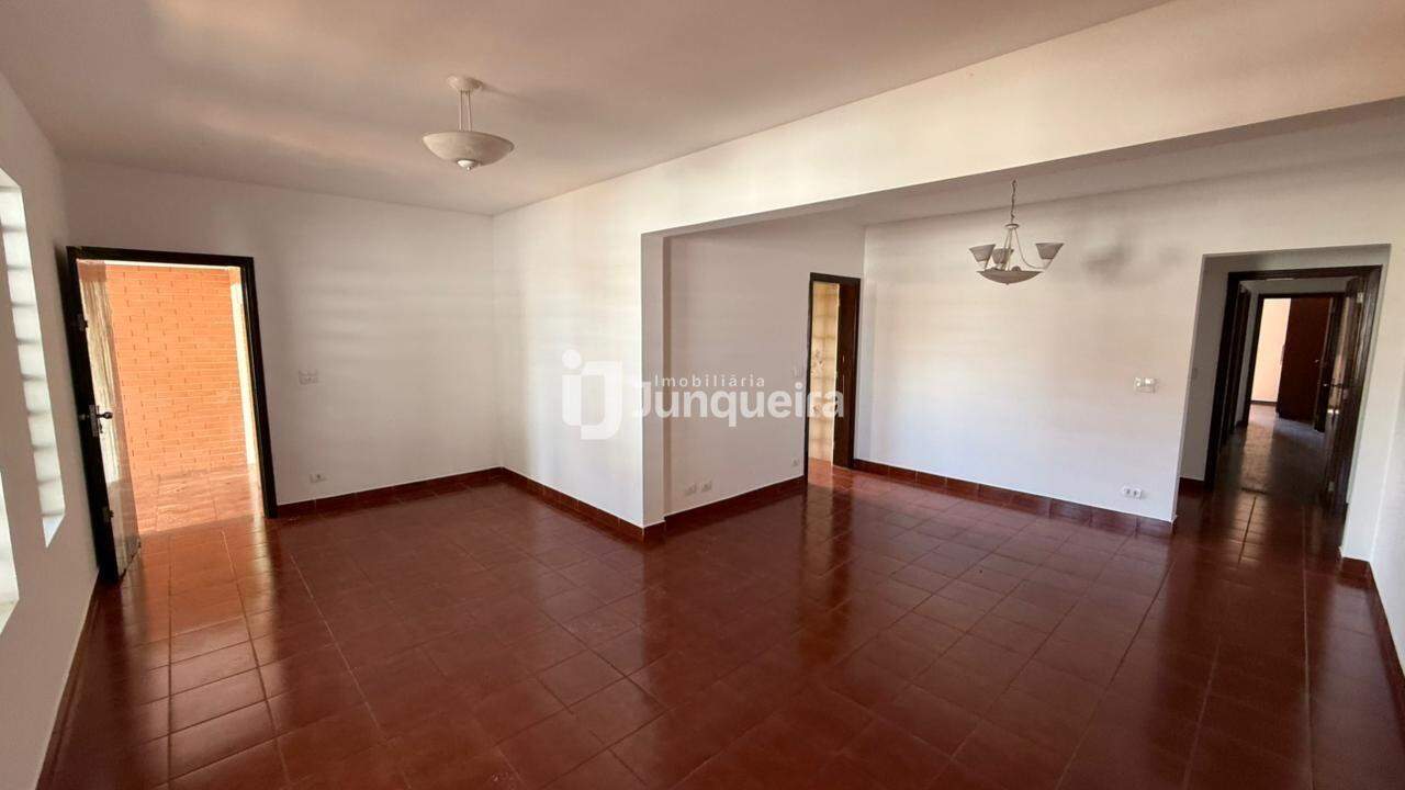 Casa para alugar, 3 quartos, sendo 1 suíte, 1 vaga, no bairro Santa Terezinha em Piracicaba - SP