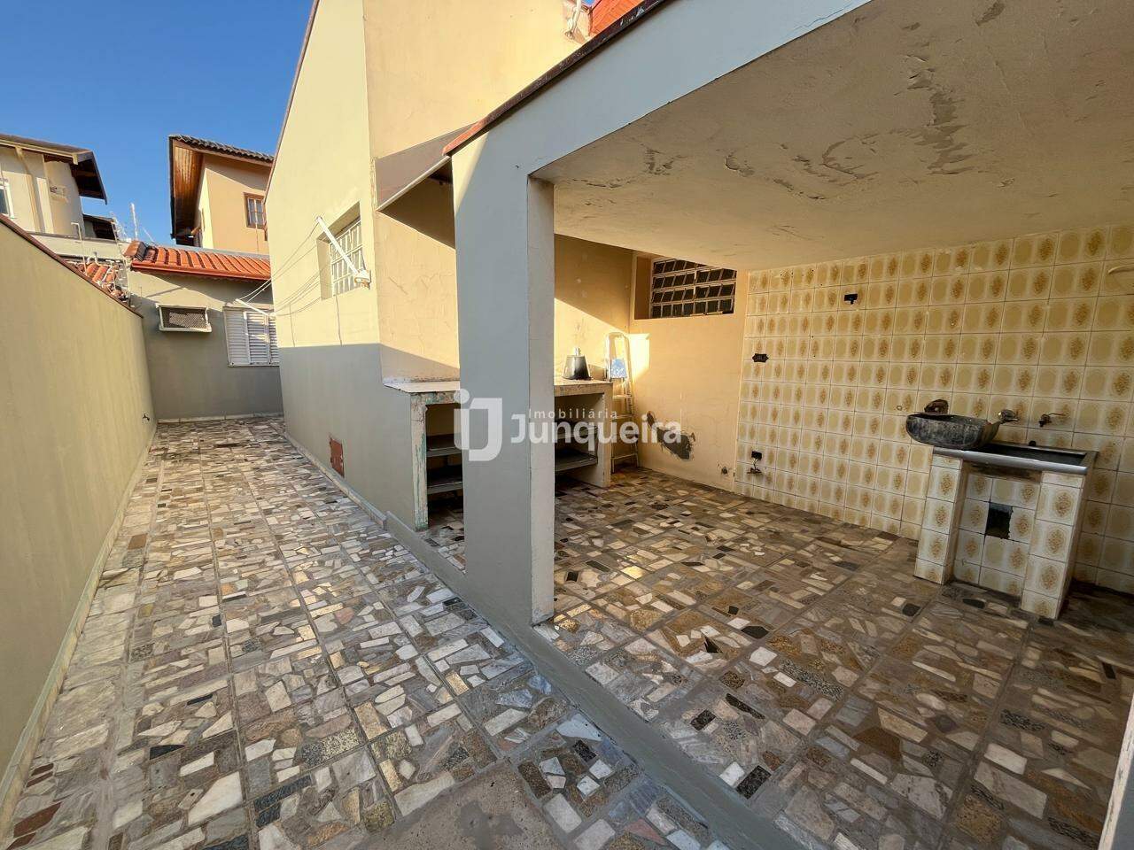 Casa para alugar, 3 quartos, sendo 3 suítes, 4 vagas, no bairro Nova Piracicaba em Piracicaba - SP
