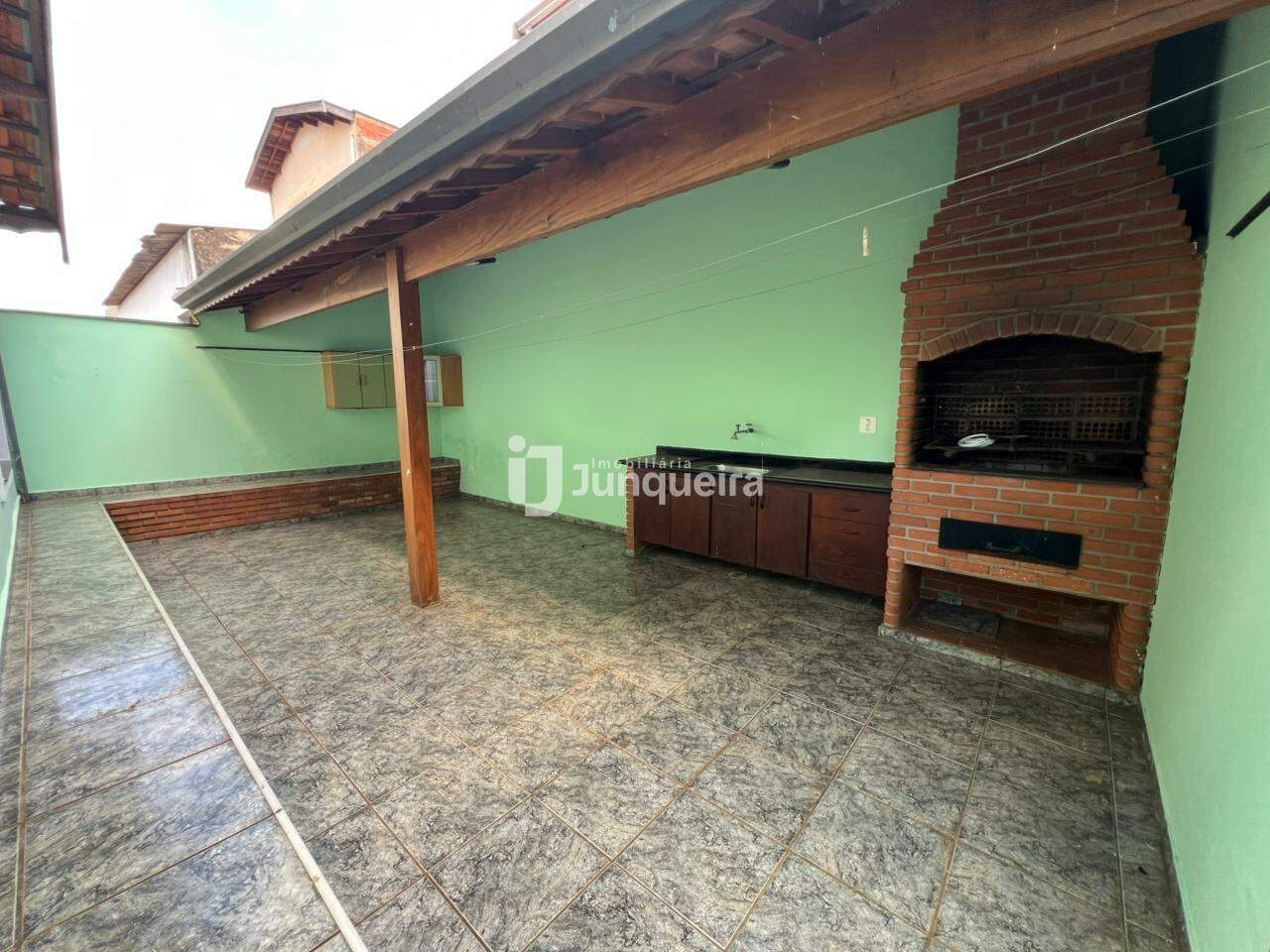 Casa para alugar, 3 quartos, sendo 1 suíte, 2 vagas, no bairro Alto da Pompéia em Piracicaba - SP
