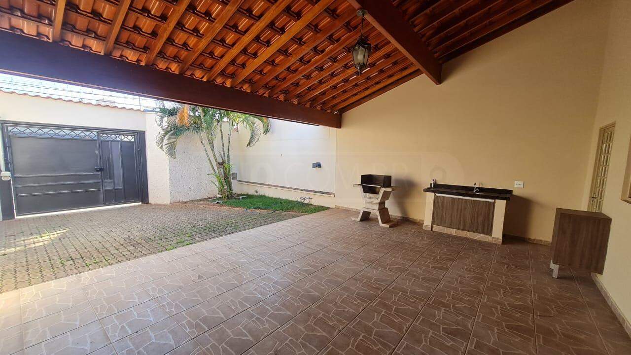 Casa para alugar, 3 quartos, sendo 1 suíte, 4 vagas, no bairro Água Branca em Piracicaba - SP