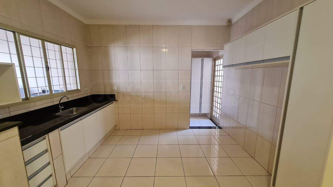 Casa para alugar, 3 quartos, sendo 1 suíte, 4 vagas, no bairro Água Branca em Piracicaba - SP