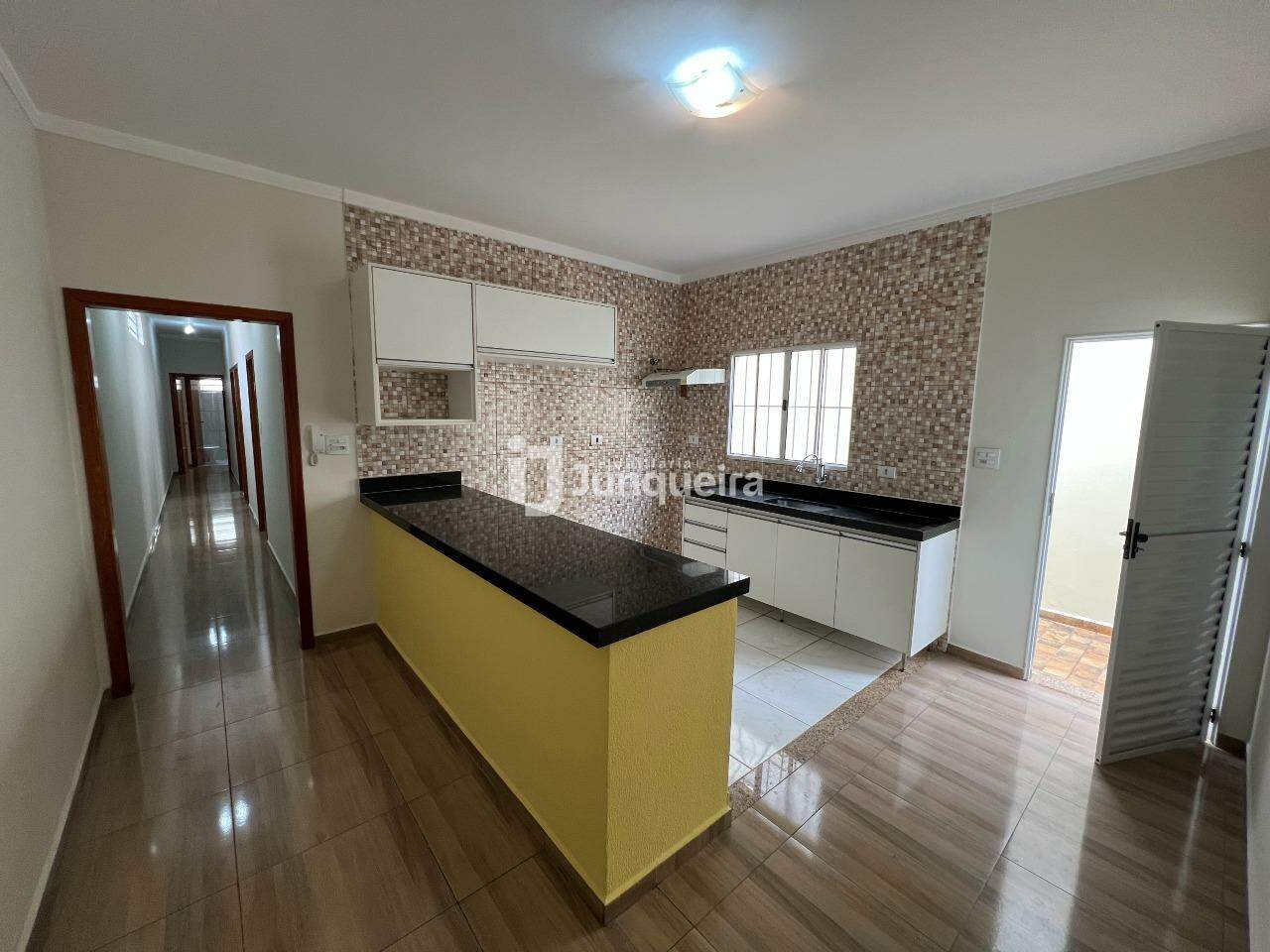 Casa para alugar, 3 quartos, sendo 1 suíte, 2 vagas, no bairro Centro em Piracicaba - SP